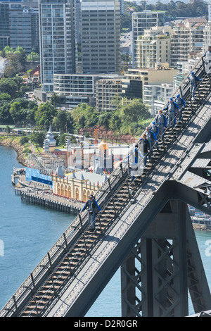 Les gens qui marchent sur le pont Harbour Bridge de Sydney, Sydney, Nouvelle-Galles du Sud, Australie, Pacifique Banque D'Images