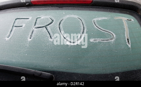 Frost écrit sur une fenêtre de voiture arrière Banque D'Images