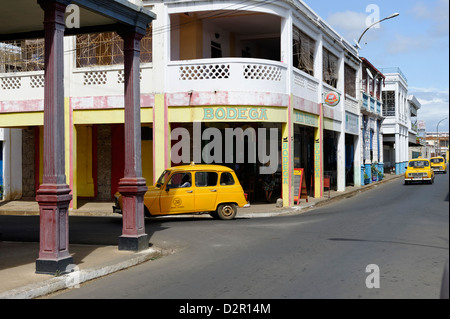 Taxi jaune, Antsiranana (Diego Suarez), capitale de la région Diana, Madagascar, Afrique Banque D'Images