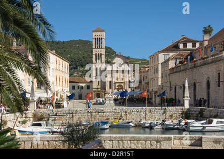 Vue sur la place principale de la cathédrale St Stephens, dans la ville médiévale de Hvar, île de Hvar, Dalmatie, Croatie Banque D'Images