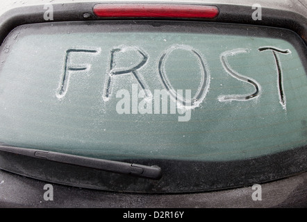 Frost écrit sur le verre gelé d'une fenêtre de voiture arrière Banque D'Images