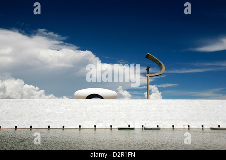 JK Memorial avec la statue de Juscelino Kubitschek, conçu par Oscar Niemeyer, Brasilia, Brésil, Amérique du Sud Banque D'Images