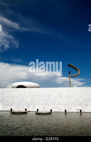 JK Memorial avec la statue de Juscelino Kubitschek, conçu par Oscar Niemeyer, Brasilia, Brésil, Amérique du Sud Banque D'Images