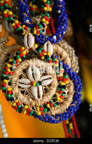 L'usure des chaînes de candomblé perles de semences et de coquilles dans les couleurs de dieux africains. Cachoeira, Bahia, Brésil. Banque D'Images