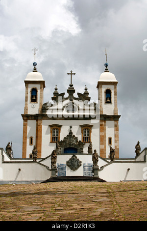 La basilique Bom Jesus de Matosinhos, avec des statues des prophètes par l'Aleijadinho, Congonhas, Minas Gerais, Brésil Banque D'Images