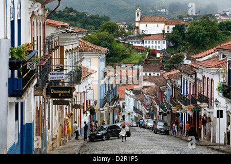 Scène de rue avec des bâtiments coloniaux à Ouro Preto, UNESCO World Heritage Site, Minas Gerais, Brésil, Amérique du Sud Banque D'Images