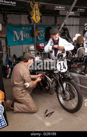 Moto classique en cours de réparation dans le paddock au Goodwood Revival meeting Banque D'Images