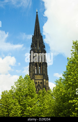 Flèche de l'église Saint-Nicolas, un marqueur de bombardiers de la seconde guerre mondiale qui a dévasté la ville, aujourd'hui un monument de guerre, Hambourg, Allemagne Banque D'Images