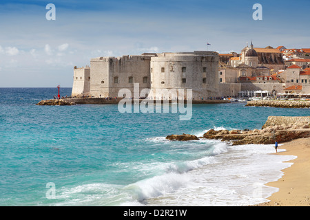 La vieille ville de Dubrovnik et le port - vue de la plage de la ville, la Croatie Banque D'Images