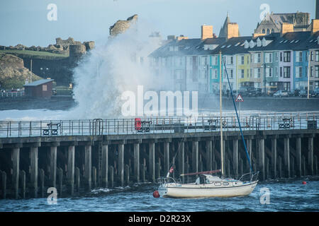 Pays de Galles Aberystwyth UK. 31 janvier 2013 des coups de vent et une mer front de mer et de la plage la pâte à Aberystwyth, sur la côte ouest du pays de Galles. Certaines parties du pays de Galles ont été mis en alerte pour les inondations comme un "jaune" du Met Office avertissement de forte pluie, vent graves et même de la neige devrait frapper la moitié sud du pays le vendredi. Crédit photo : Keith morris/ Alamy Live News Banque D'Images