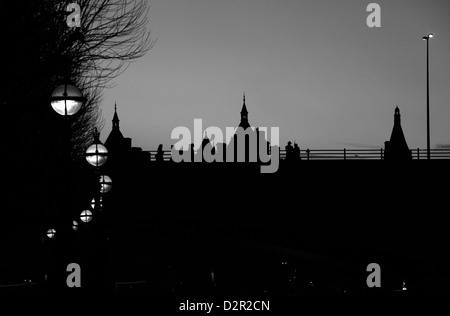 Les piétons marchant sur Waterloo Bridge, South Bank, Londres, UK Banque D'Images