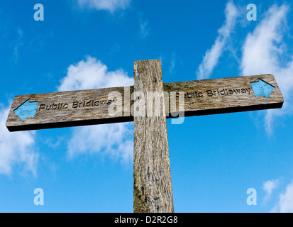 Enseigne sur les South Downs indiquant la direction d'un Public Bridleway avec ciel bleu et nuages blancs à l'arrière-plan Banque D'Images