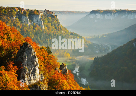 Vue depuis près de Donautal Eichfelsen Irndorf, Schaufelsen Werenwag et château, Jura souabe, Baden-Wurttemberg, Allemagne Banque D'Images