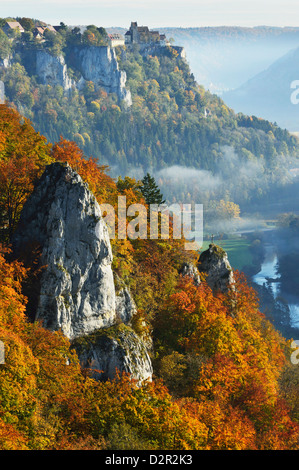 Vue depuis près de Donautal Eichfelsen Irndorf, Schaufelsen Werenwag et château, Jura souabe, Baden-Wurttemberg, Allemagne Banque D'Images