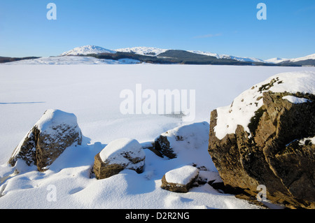 Clatteringshaws Loch, gelé et recouvert de neige de l'hiver, Dumfries et Galloway, Écosse, Royaume-Uni, Europe Banque D'Images