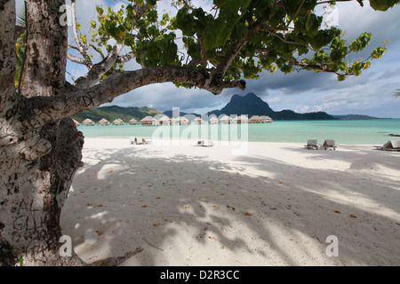 Bungalows sur pilotis sur le lagon à Bora Bora Banque D'Images