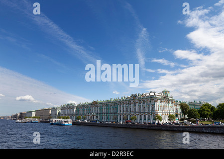 Le Palais d'hiver et l'Ermitage, Site du patrimoine mondial de l'UNESCO, le long de la Neva, Saint-Pétersbourg, Russie, Europe Banque D'Images