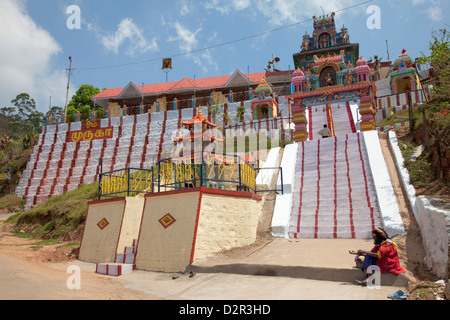 Mendiant à l'extérieur du Temple Hindou Subrahmanya, Munnar, Kerala, Inde, Asie Banque D'Images