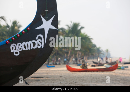 Les bateaux de pêche traditionnels à Marari Beach, Kerala, Inde, Asie Banque D'Images