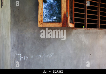 Signe de la craie sur une maison à Mararikulam, Kerala, Inde, Asie Banque D'Images