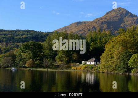 Chalet au bord de l'eau, Inveruglas, Loch Lomond, Stirling, Ecosse, Royaume-Uni, Europe Banque D'Images