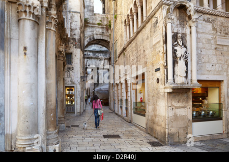 Split, Croatie, petite rue de la vieille ville de Split, Dalmatie destination en Croatie Banque D'Images