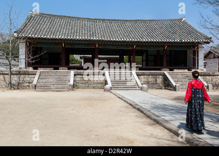 Femme en costume traditionnel au King Wang Kon de la statue de la ville de Kaesong, en Corée du Nord Banque D'Images