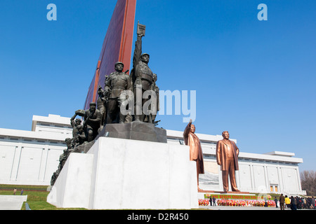 Des statues d'anciens présidents Kim Il Sung et Kim Jong Il, troupe artistique Mansudae Assembly Hall sur la Colline Mansu, Pyongyang, Corée du Nord Banque D'Images