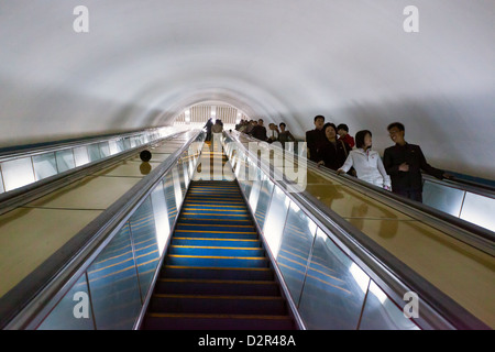 Punhung, une des nombreuses stations de métro à 100 mètres de profondeur sur le réseau métro de Pyongyang, Pyongyang, Corée du Nord Banque D'Images