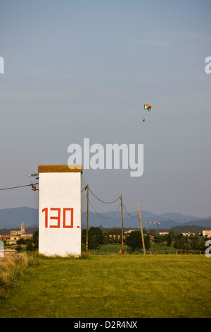 Planeur électrique lointain au-dessus du paysage rural à Gérone, Espagne Banque D'Images