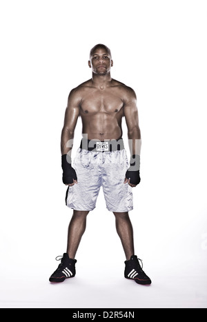 Portrait de boxer short en permanent avec les poings à ses côtés Banque D'Images