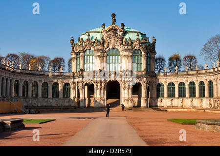 Les touristes visitent le palais Zwinger à Dresde, Allemagne. Banque D'Images