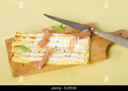 Les asperges cuites dans la pâte Banque D'Images