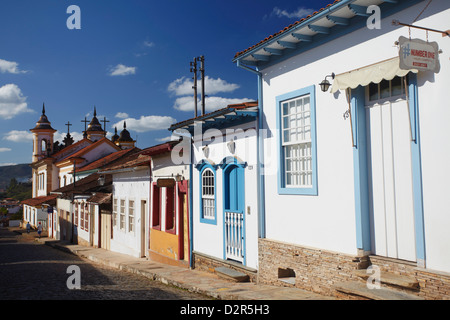 Les maisons coloniales et église de Nossa Senhora do Carmo, Mariana, Minas Gerais, Brésil, Amérique du Sud Banque D'Images