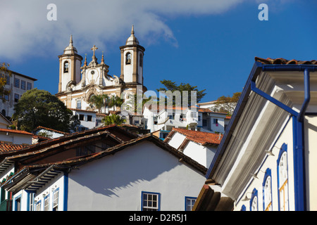 Vue de bâtiments coloniaux et église de Nossa Senhora do Carmo (Notre-Dame du Mont Carmel) Église, Ouro Preto, Minas Gerais, Brésil Banque D'Images