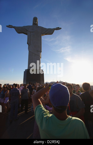 Les touristes à la recherche du Christ Rédempteur (Cristo Redentor), Corvocado, Rio de Janeiro, Brésil, Amérique du Sud Banque D'Images