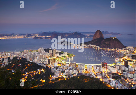 Vue sur mont du Pain de Sucre (Pao de Acucar) et Botafogo Bay au crépuscule, Rio de Janeiro, Brésil, Amérique du Sud Banque D'Images