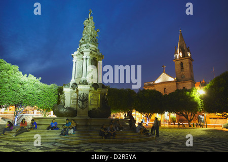 Rua Sao Sebastiao (St. Sebastian Square) au crépuscule, Manaus, Amazonas, Brésil, Amérique du Sud Banque D'Images