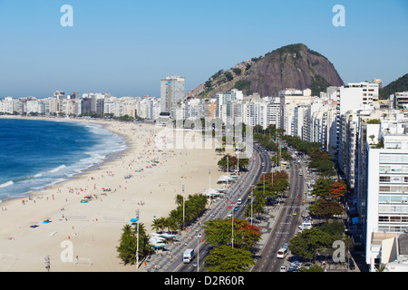 Sur la plage de Copacabana et de l'Avenida Atlantica, Copacabana, Rio de Janeiro, Brésil, Amérique du Sud Banque D'Images