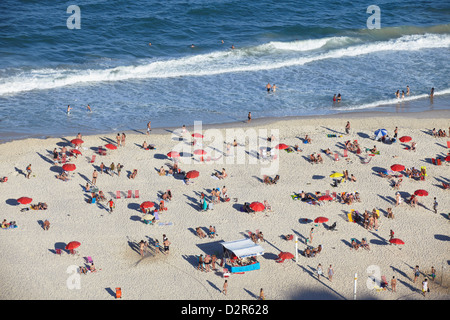 Sur la plage de Copacabana, Rio de Janeiro, Brésil, Amérique du Sud Banque D'Images