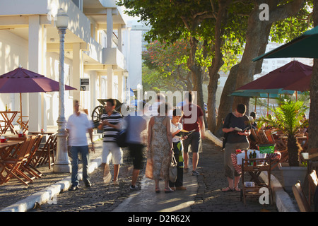 Les gens en passant devant les cafés de la raison de Forte de Copacabana (Copacabana fort), Copacabana, Rio de Janeiro, Brésil Banque D'Images