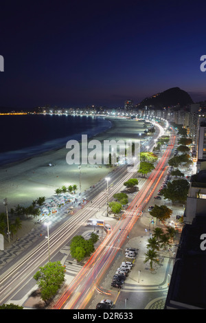 Sur la plage de Copacabana et de l'Avenida Atlantica, au crépuscule, Copacabana, Rio de Janeiro, Brésil, Amérique du Sud Banque D'Images