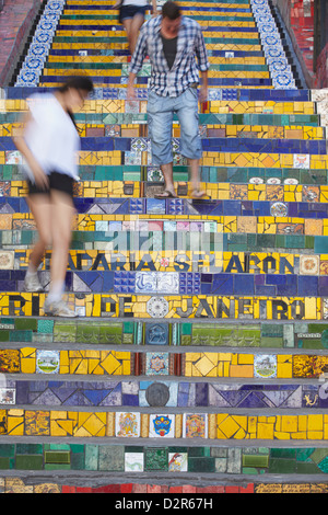 Les gens marcher dans escalier Selarón (Escadaria Selaron), Lapa, Rio de Janeiro, Brésil Banque D'Images