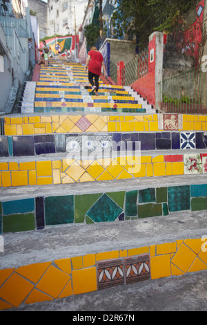 Les gens sur l'Escalier Selarón (Escadaria Selaron), Lapa, Rio de Janeiro, Brésil, Amérique du Sud Banque D'Images