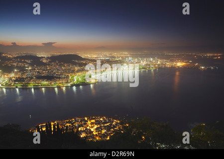 Avis de Urca, Flamengo et Centro au coucher du soleil, Rio de Janeiro, Brésil, Amérique du Sud Banque D'Images