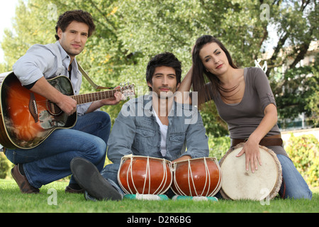 Trois musiciens dans un parc Banque D'Images