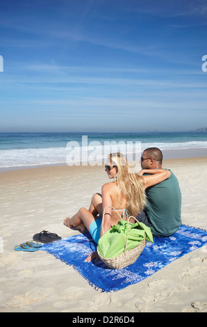Couple sur la plage d'Ipanema, Rio de Janeiro, Brésil, Amérique du Sud Banque D'Images