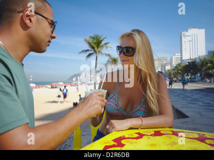 Couple avec caipirinhas sur la plage d'Ipanema, Rio de Janeiro, Brésil, Amérique du Sud Banque D'Images