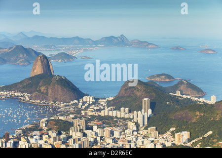 Vue sur mont du Pain de Sucre (Pao de Acucar) et la baie de Botafogo, Rio de Janeiro, Brésil, Amérique du Sud Banque D'Images