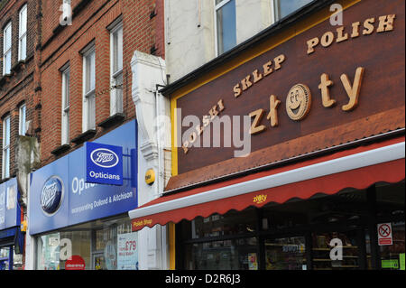 Wood Green, Londres, Royaume-Uni. 31 janvier 2013. Une supérette à côté de bottes dans le bois vert. L'Angleterre devient polonaise langue seconde avec plus d'un demi-million de personnes qui parlent polonais dans le recensement de 2011. Crédit : Matthieu Chattle / Alamy Live News Banque D'Images